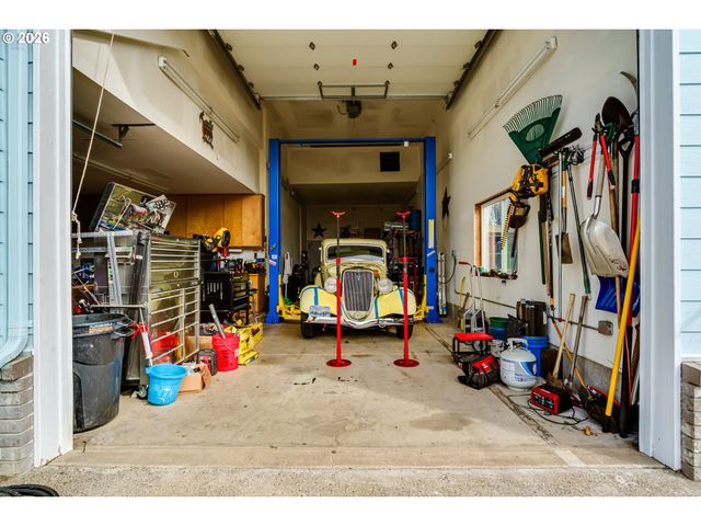 4608 HOLLY St, Springfield, OR 97478