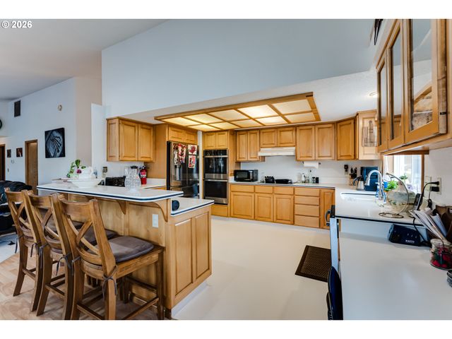 4608 HOLLY St, Springfield, OR 97478