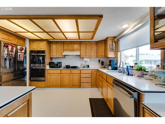 4608 HOLLY St, Springfield, OR 97478