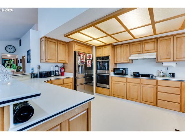 4608 HOLLY St, Springfield, OR 97478