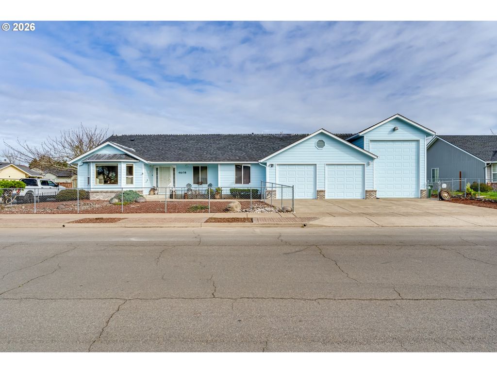 4608 HOLLY St, Springfield, OR 97478