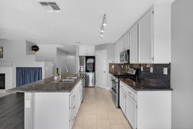 2656 Maybrook Dr, Sacramento, CA 95835