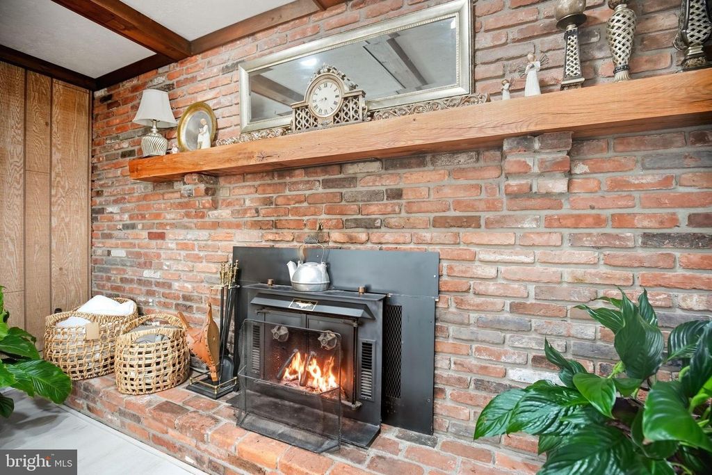 Image 9 of property listing at 4640 DULEY DR, White Plains, MD 20695