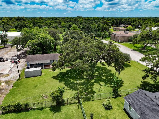 444 E Clay Street, West Columbia, TX 77486