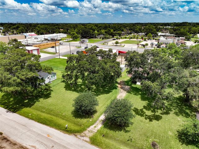 444 E Clay Street, West Columbia, TX 77486