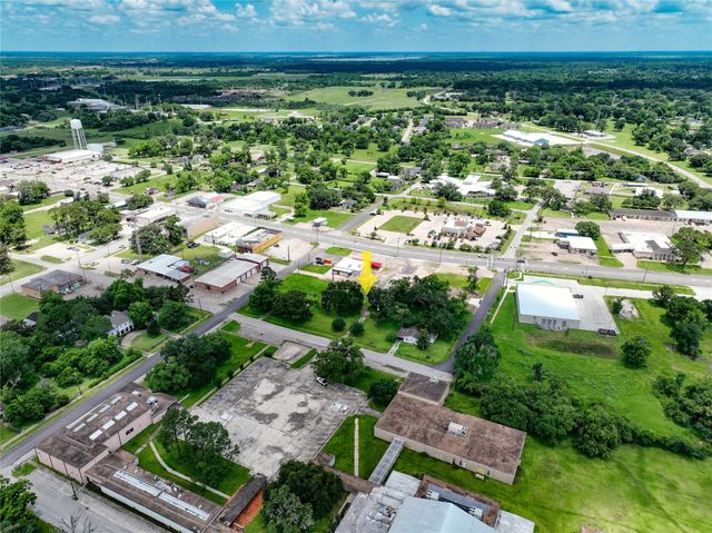 444 E Clay Street, West Columbia, TX 77486