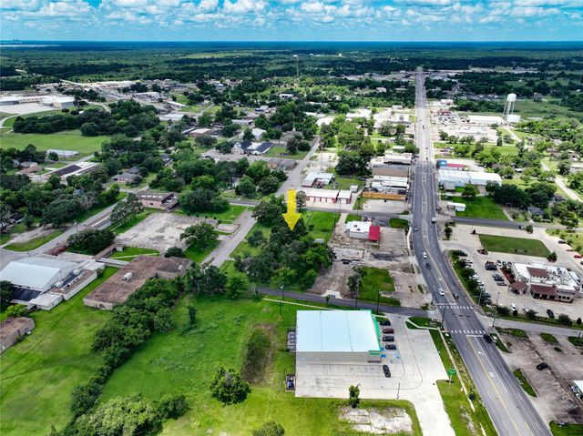 444 E Clay Street, West Columbia, TX 77486