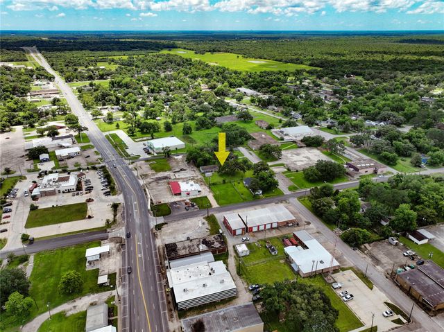 444 E Clay Street, West Columbia, TX 77486