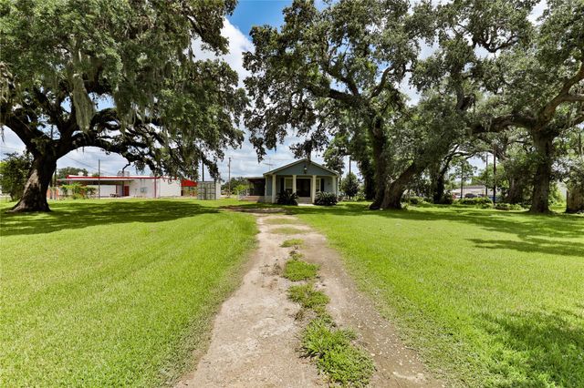444 E Clay Street, West Columbia, TX 77486