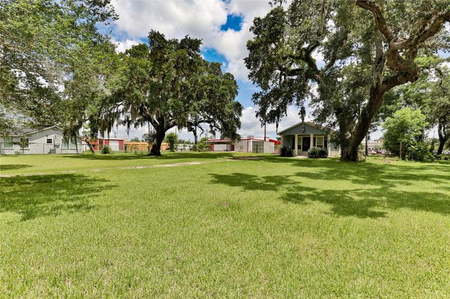 444 E Clay Street, West Columbia, TX 77486