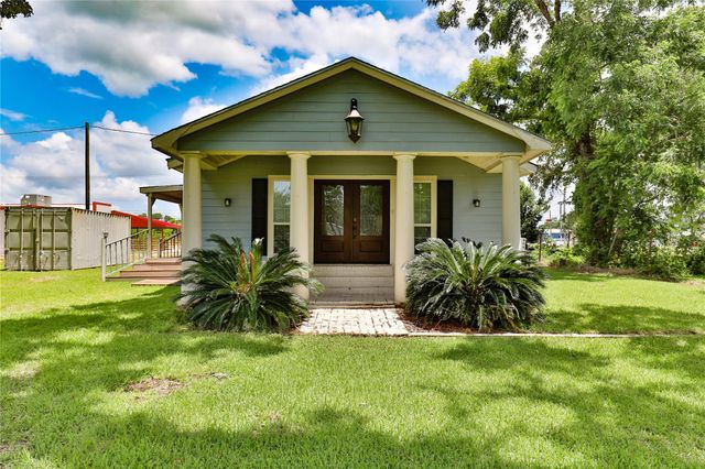 444 E Clay Street, West Columbia, TX 77486