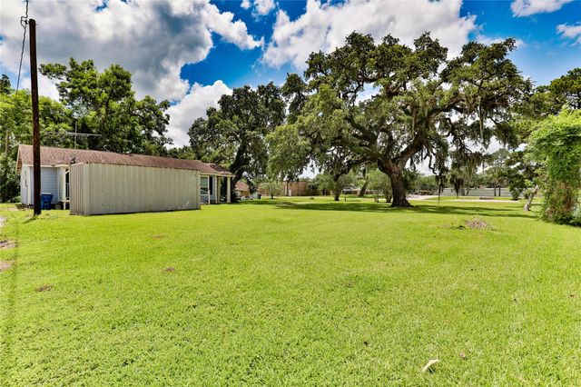 444 E Clay Street, West Columbia, TX 77486