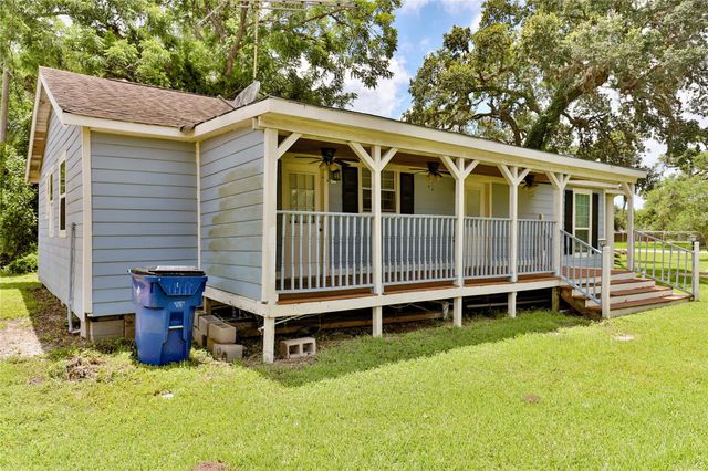 444 E Clay Street, West Columbia, TX 77486
