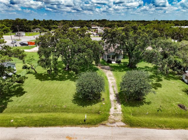 444 E Clay Street, West Columbia, TX 77486