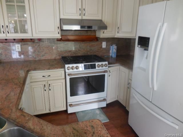 42 Handsome Avenue, Sayville, NY 11782