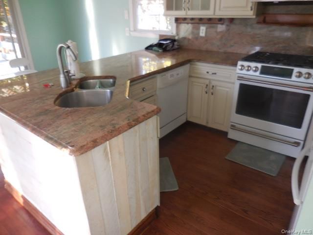 42 Handsome Avenue, Sayville, NY 11782