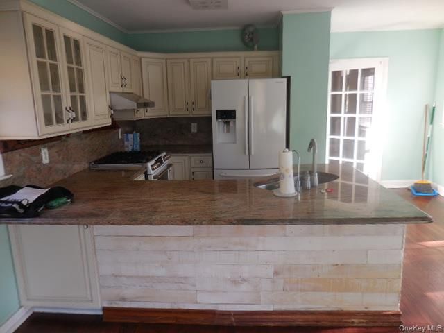 42 Handsome Avenue, Sayville, NY 11782