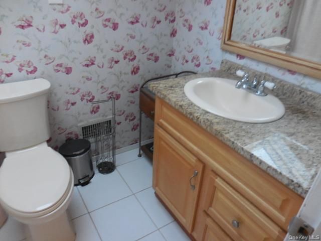 42 Handsome Avenue, Sayville, NY 11782