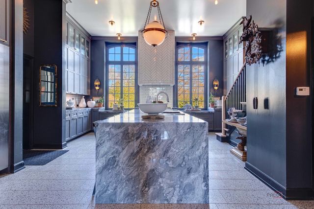 1010 Green Bay Road, Lake Bluff, IL 60044