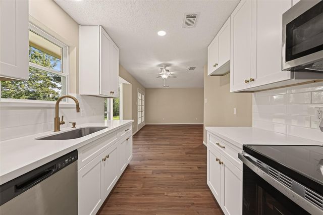 2305 Kingsway Drive, League City, TX 77573