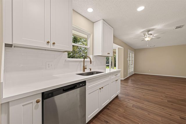2305 Kingsway Drive, League City, TX 77573