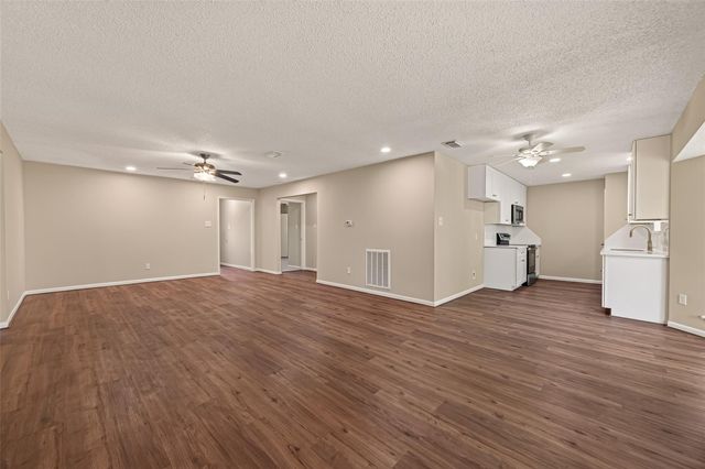 2305 Kingsway Drive, League City, TX 77573