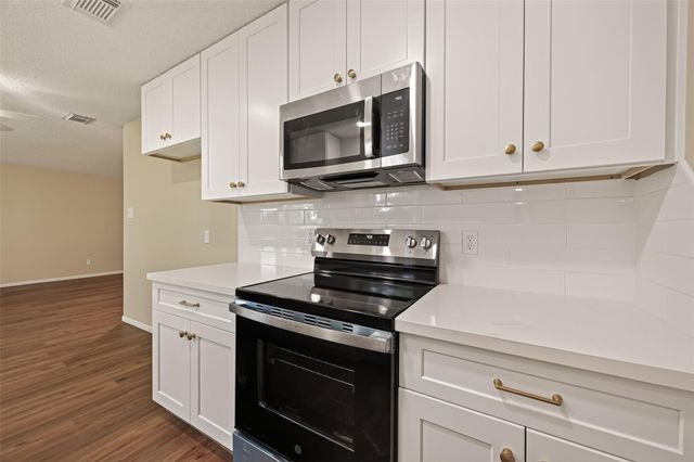 2305 Kingsway Drive, League City, TX 77573