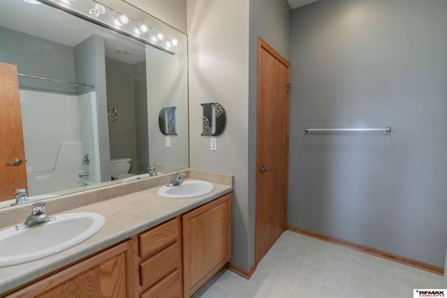 3330 Prairieview Drive, Lincoln, NE 68504