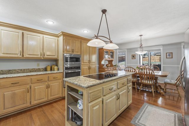 1933 S Oakmont Avenue, Springfield, MO 65809