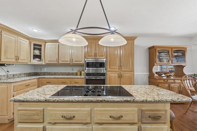 1933 S Oakmont Avenue, Springfield, MO 65809