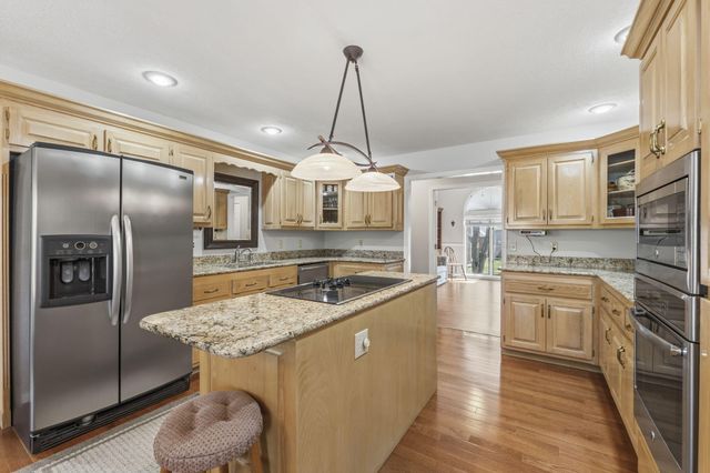 1933 S Oakmont Avenue, Springfield, MO 65809