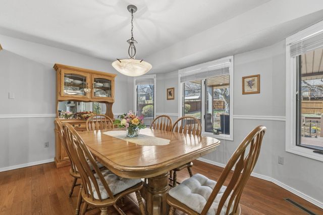 1933 S Oakmont Avenue, Springfield, MO 65809