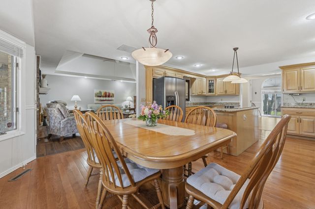 1933 S Oakmont Avenue, Springfield, MO 65809