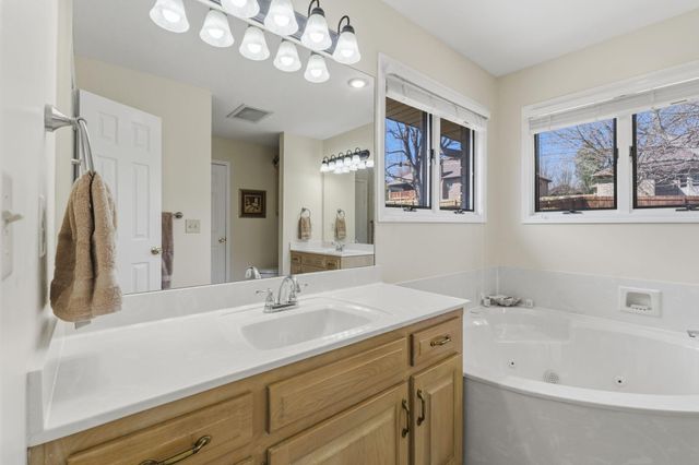 1933 S Oakmont Avenue, Springfield, MO 65809