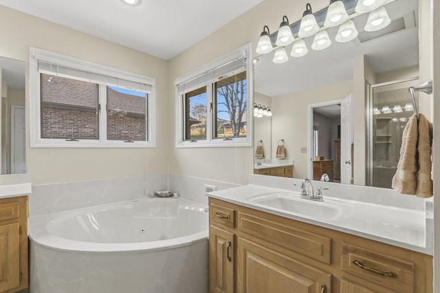 1933 S Oakmont Avenue, Springfield, MO 65809