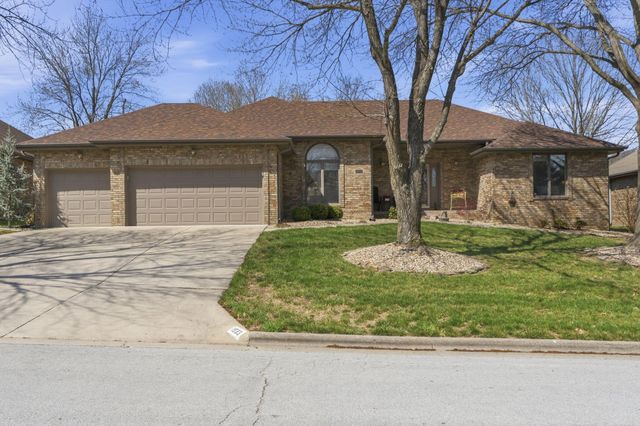1933 S Oakmont Avenue, Springfield, MO 65809