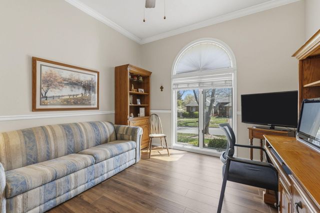 1933 S Oakmont Avenue, Springfield, MO 65809