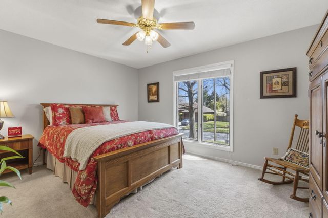 1933 S Oakmont Avenue, Springfield, MO 65809