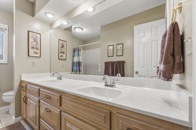 1933 S Oakmont Avenue, Springfield, MO 65809