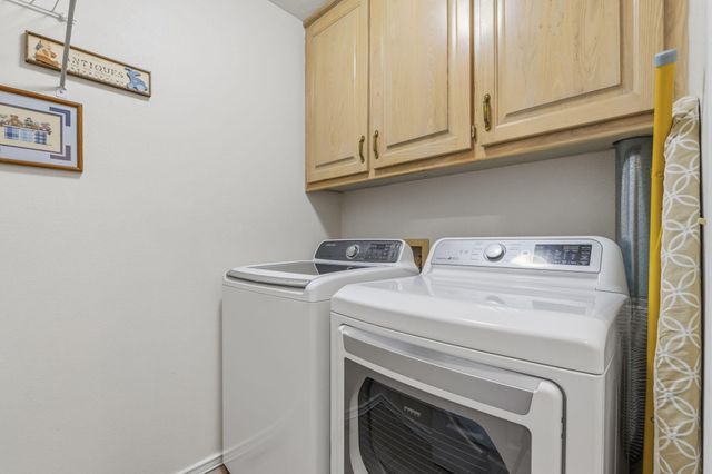 1933 S Oakmont Avenue, Springfield, MO 65809