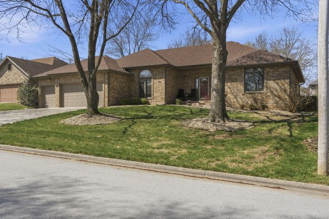 1933 S Oakmont Avenue, Springfield, MO 65809