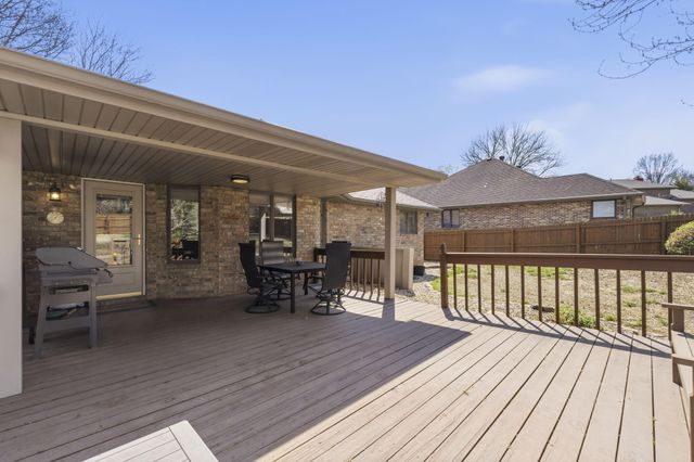 1933 S Oakmont Avenue, Springfield, MO 65809