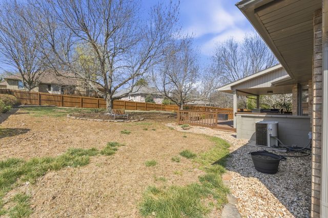 1933 S Oakmont Avenue, Springfield, MO 65809