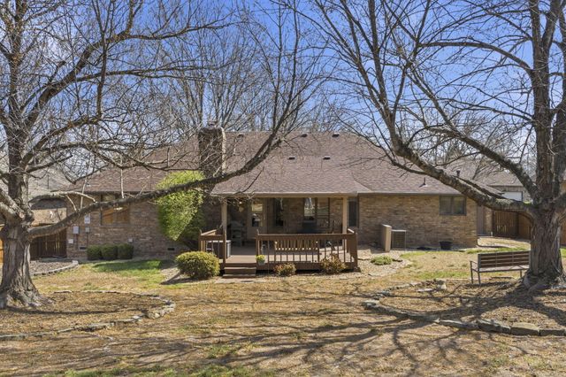 1933 S Oakmont Avenue, Springfield, MO 65809