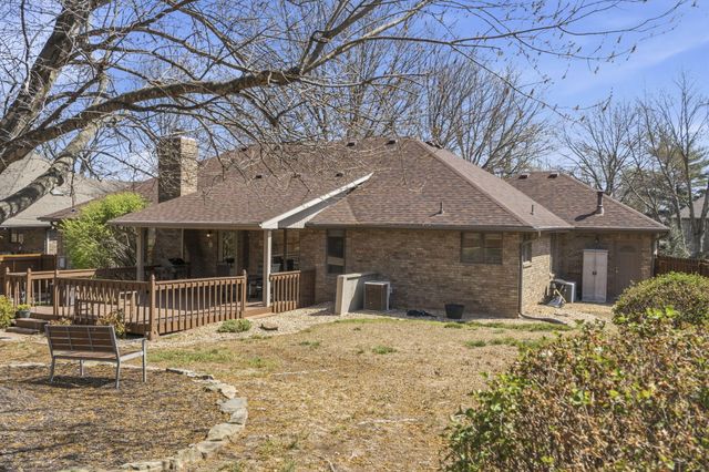 1933 S Oakmont Avenue, Springfield, MO 65809