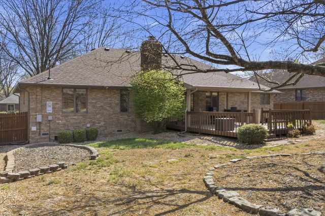 1933 S Oakmont Avenue, Springfield, MO 65809