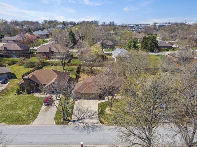 1933 S Oakmont Avenue, Springfield, MO 65809