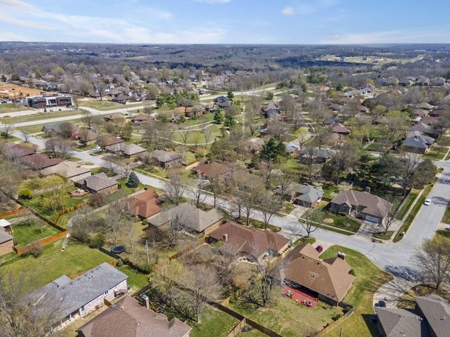 1933 S Oakmont Avenue, Springfield, MO 65809