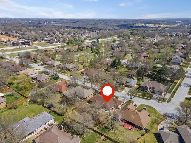 1933 S Oakmont Avenue, Springfield, MO 65809