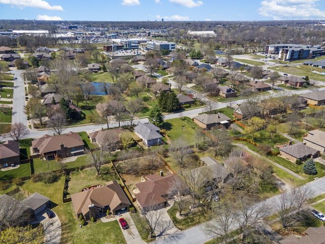 1933 S Oakmont Avenue, Springfield, MO 65809